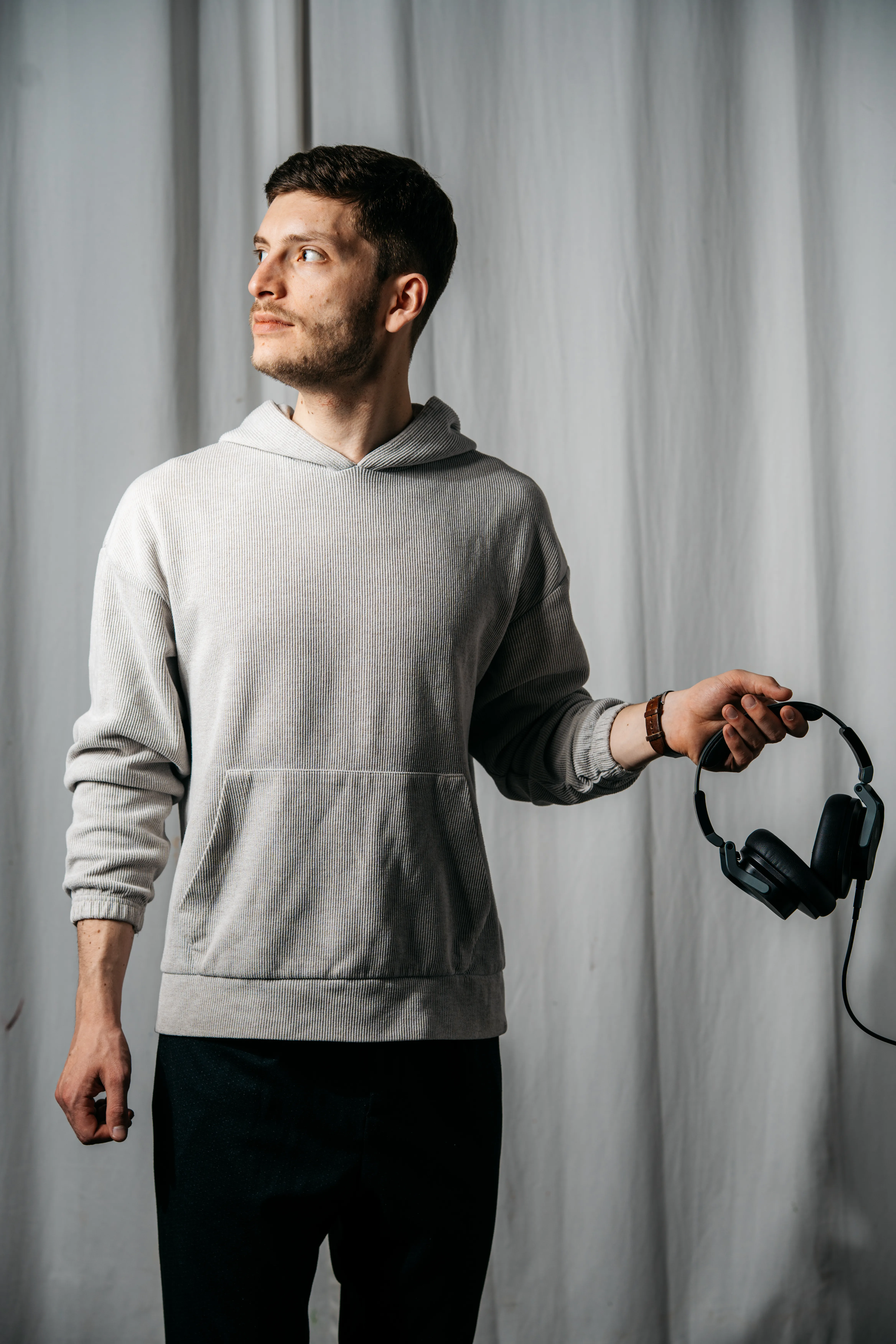 Lukas Roth Portrait mit Kopfhörern