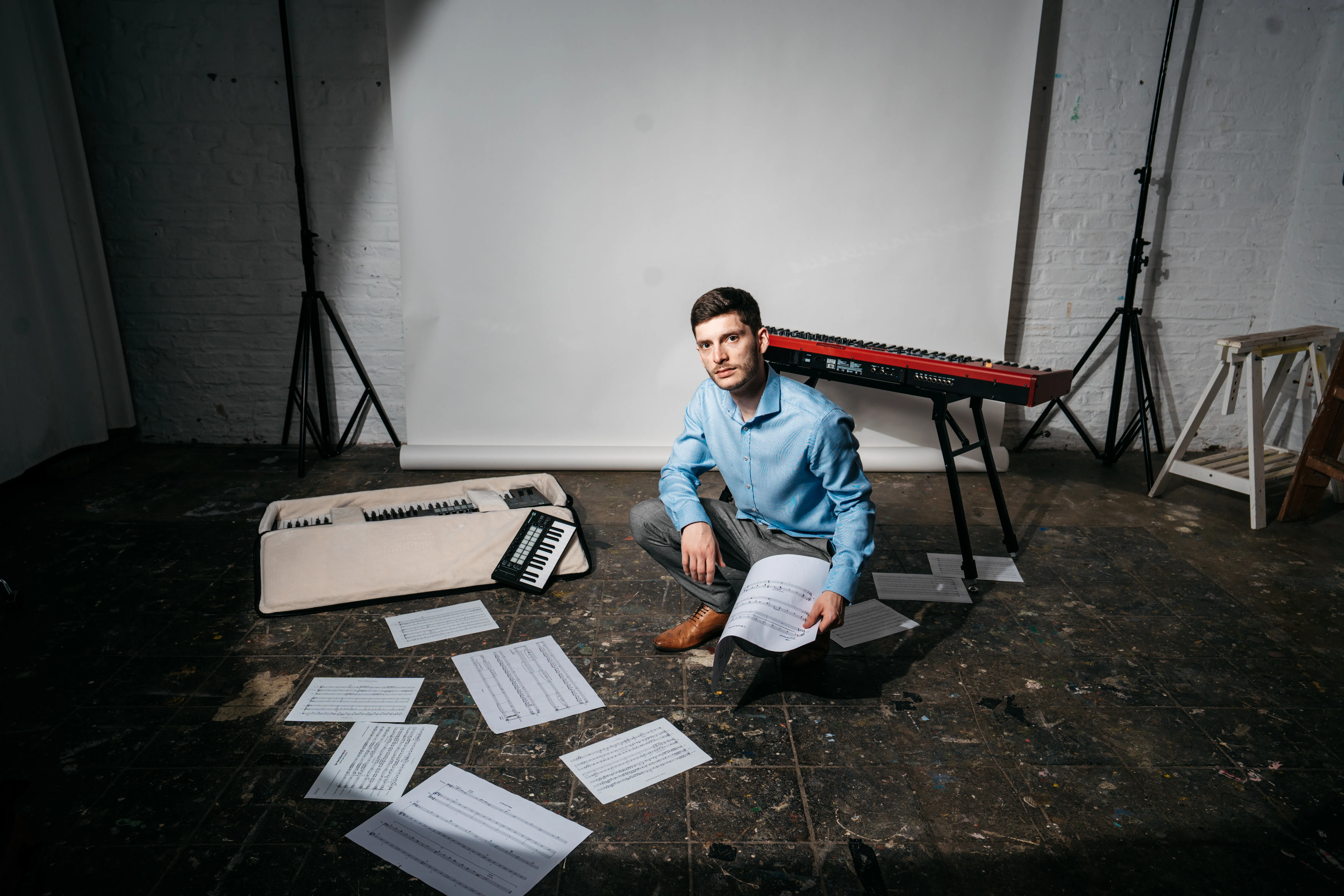 Lukas im Studio mit Keyboards und Notenblättern