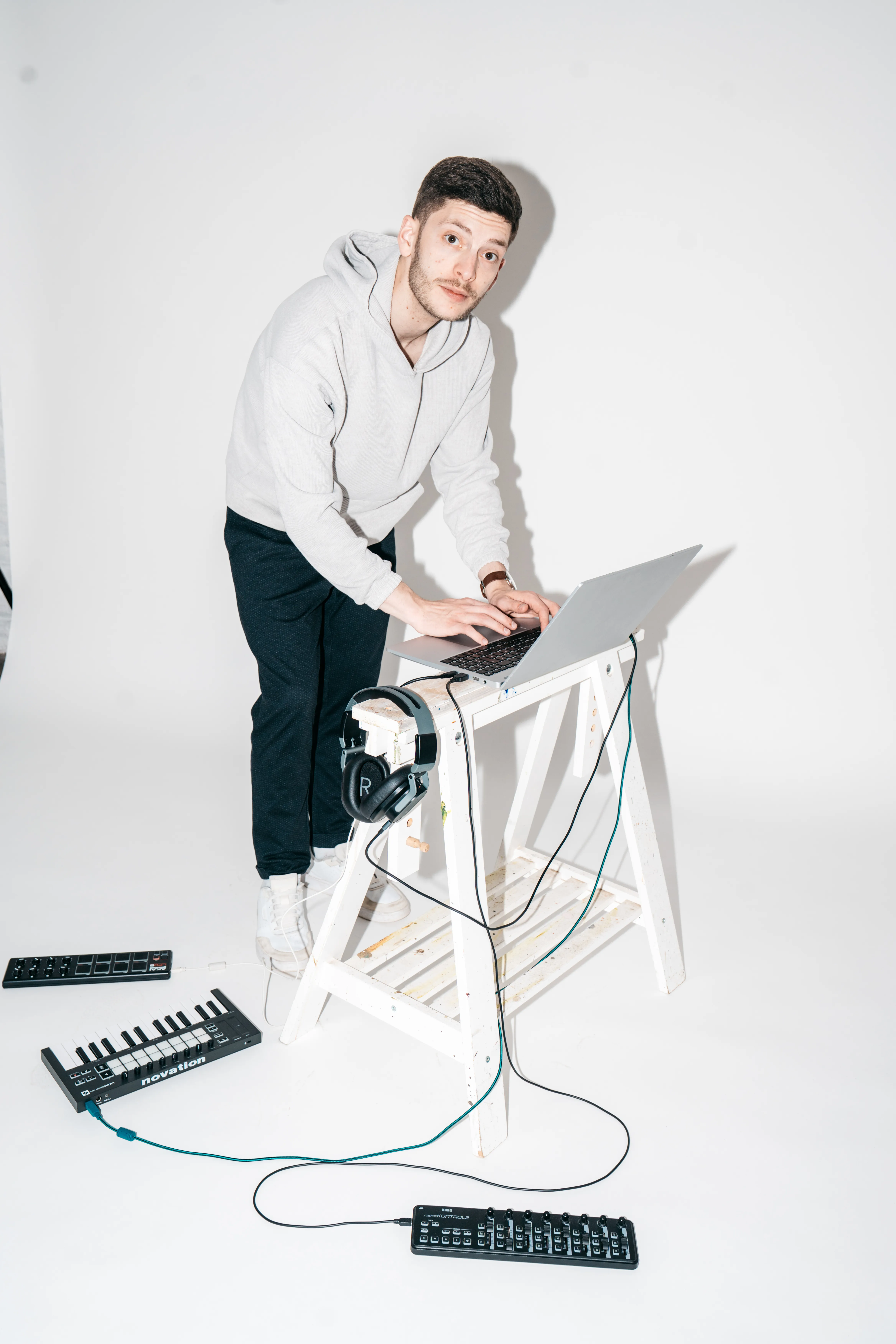 Lukas Roth am Laptop mit MIDI-Setup