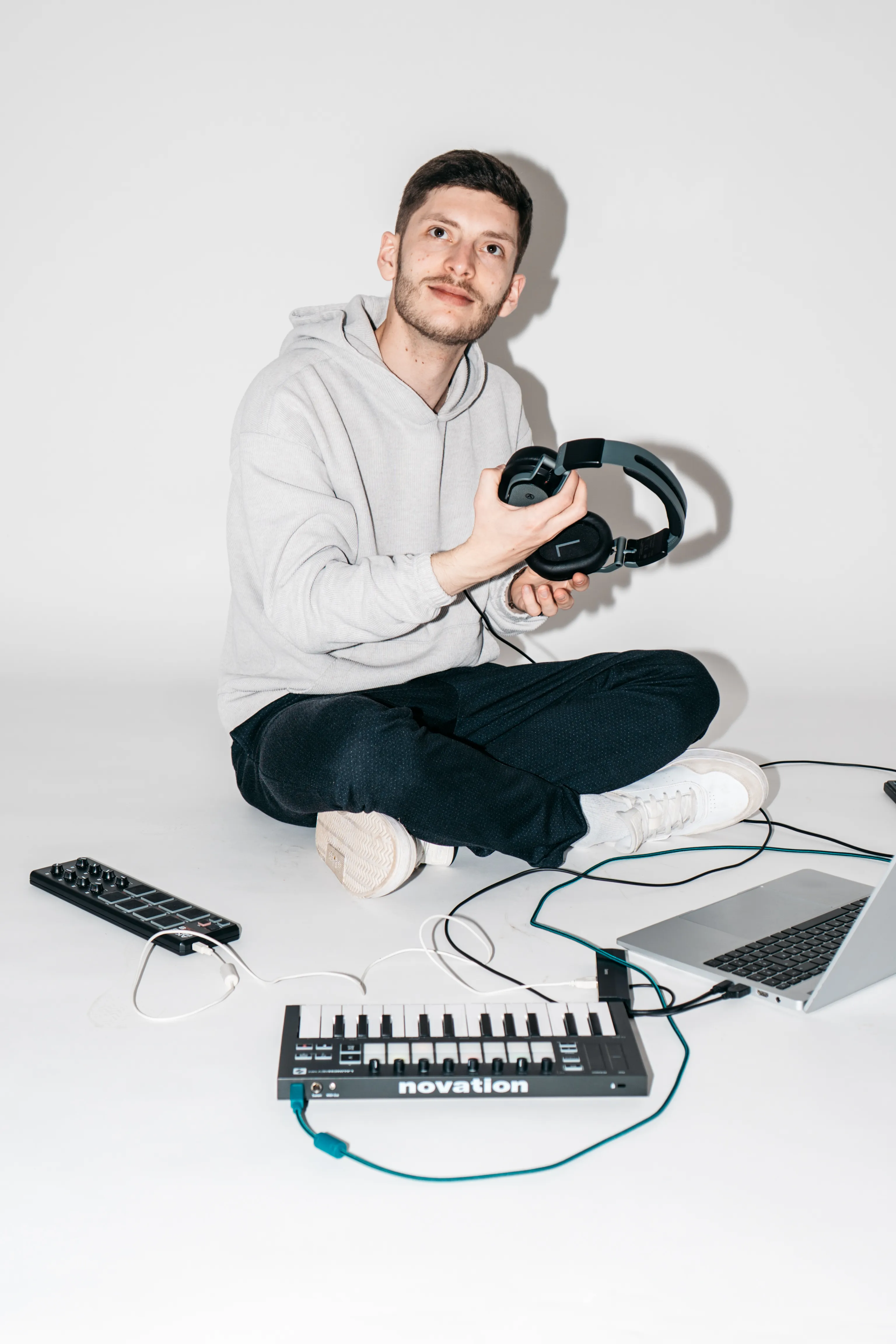 Lukas Roth mit Kopfhörern, MIDI-Keyboard und Laptop